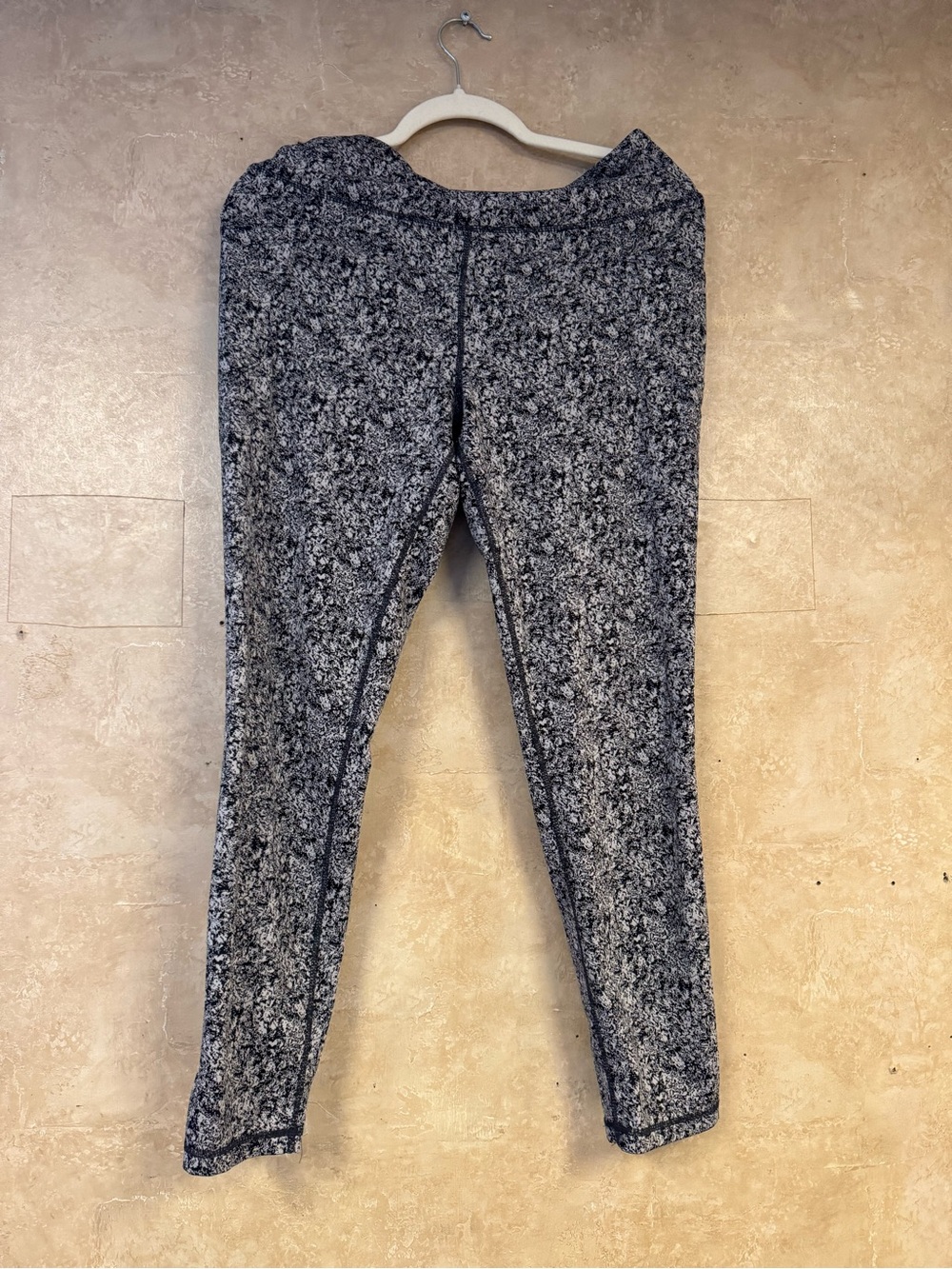 Preowned Member's Mark Black and Gray Leggings Size XL Item #PHK7788